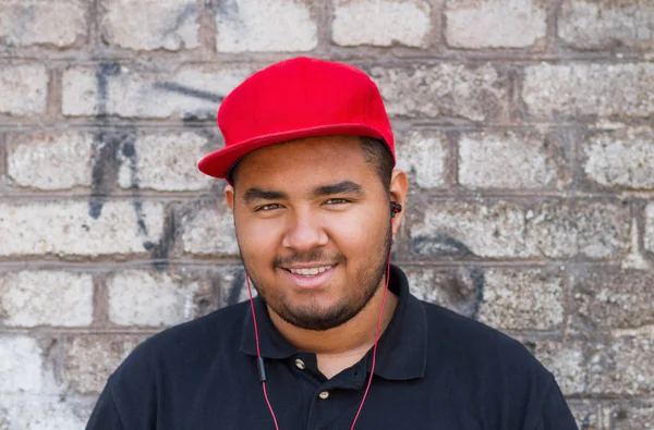 Kırmızı Arka Beyzbol Şapkalı Gülümseyen Genç Siyah Erkek Portresi Bir — Stok fotoğraf