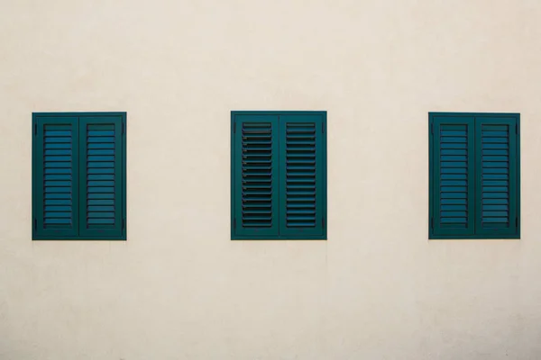 Hırvatistan Yeşil Pencereli Bina — Stok fotoğraf