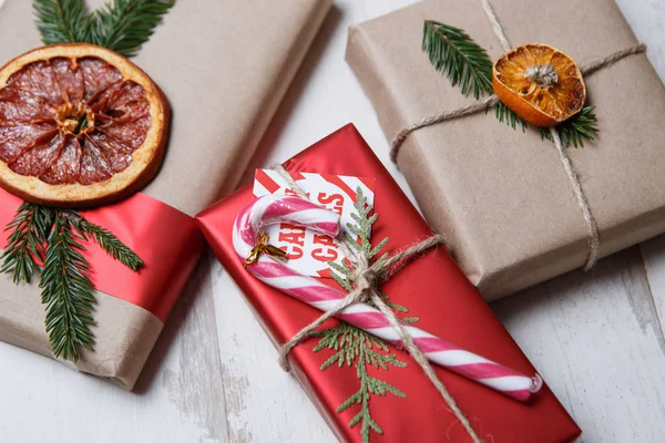 Ehrfürchtig Drei Dekorierte Weihnachtsgeschenkboxen Handgefertigte Rustikale Geschenke Verpackung Rotes Band — Stockfoto