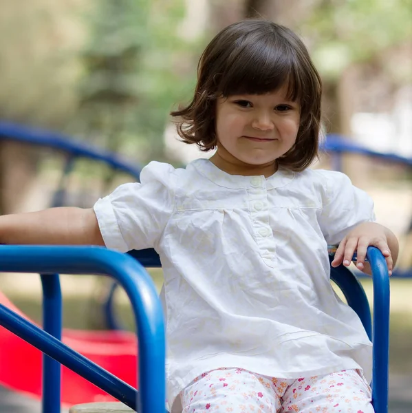 Petite Fille Blanche Amusant Sur Aire Jeux Journée Été Lumineuse — Photo