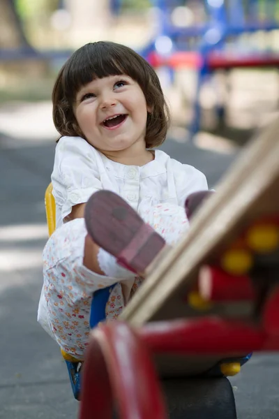 Pequena Menina Branca Divertindo Playground Dia Verão Brilhante — Fotografia de Stock