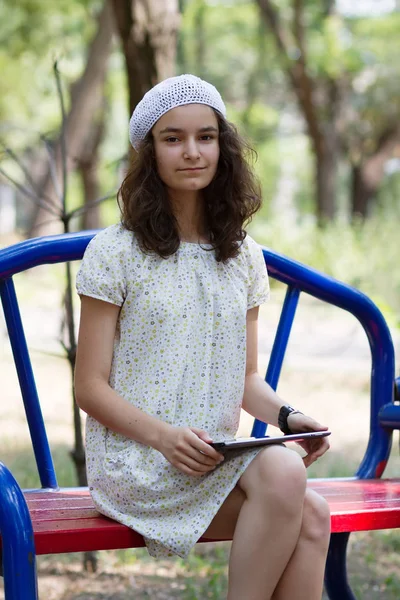 Ganska Tonårig Flicka Leker Med Hennes Tabletpc Parken Vid Ljusa — Stockfoto