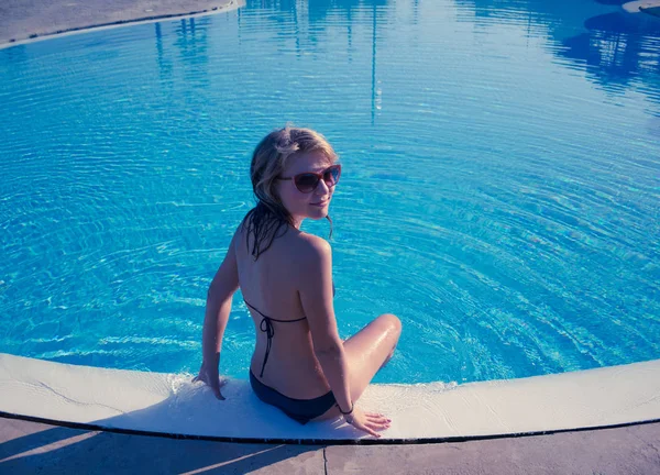 Beautiful Young Girl Swimming Pool Summer Resort — Stock Photo, Image