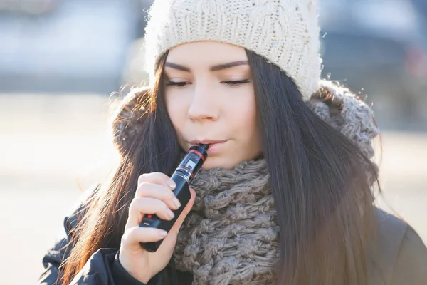 Young Girl Vaping Cold Winter Day Smiling Brunette Chick Vape — Stock Photo, Image