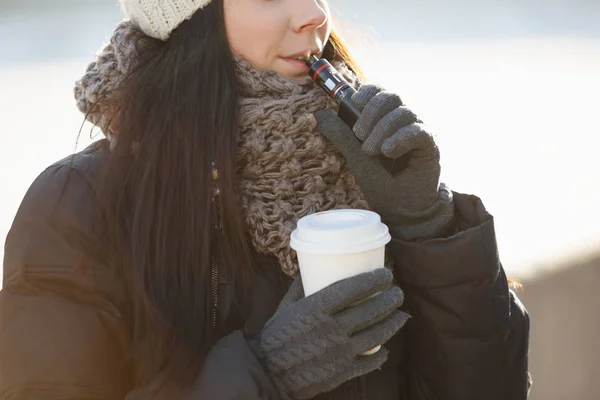 Giovane Ragazza Vaping Fuori Fredda Giornata Inverno Sorridente Bruna Pulcino — Foto Stock