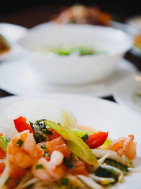 Sağlıklı ve doğal bitkisel Çin salatası boild beyaz tavuk eti ve taze salatalık havuç ile egzotik Vietnam restoranında servis. İyi bir diyet için Asya Mutfağı 