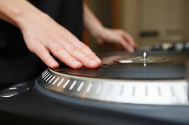 DJs sıfırdan vinil kaydı dönüş tablo ver. Profesyonel gece kulübü turntable plak çalar odak. Party dj ses sistemleri kurulumu. Parçaları, gece yetişkin eğlence Event'de sıfırdan kayıtları çalma 