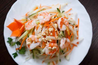 Egzotik Vietnam gıda restoran menü kapatın. Geleneksel Asya yemeği beyaz tabakta. Taze haşlanmış karides, fıstık ve dilimlenmiş lahana