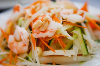 Asya salata haşlanmış karides, kereviz, lahana ve fıstık tepesi ile. Geleneksel mutfağı ile Vietnam restoranı lezzetli renkli yemek. Lezzetli ve sağlıklı doğal gıda vitamin ile