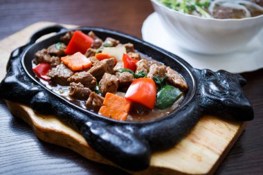 Siyah metal Pan Fried geleneksel Vietnam et yemek. Sığır etli sebze soslu pişmiş. Asya et yemekleri kapatın. Çin Mutfağı yemek havai çekim 