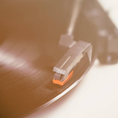  Retro hippi müzik çalar. Vintage elektronik aygıt dinleme vinil kayıtlar için.