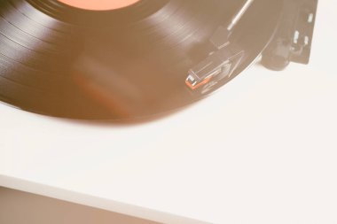  Retro hippi müzik çalar. Vintage elektronik aygıt dinleme vinil kayıtlar için.