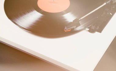  Retro hippi müzik çalar. Vintage elektronik aygıt dinleme vinil kayıtlar için.