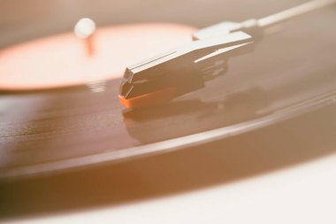  Retro hippi müzik çalar. Vintage elektronik aygıt dinleme vinil kayıtlar için.