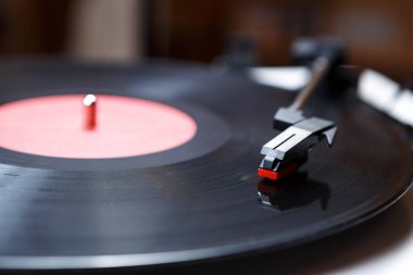  Retro hippi müzik çalar. Vintage elektronik aygıt dinleme vinil kayıtlar için.