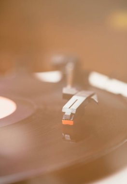  Retro hippi müzik çalar. Vintage elektronik aygıt dinleme vinil kayıtlar için.