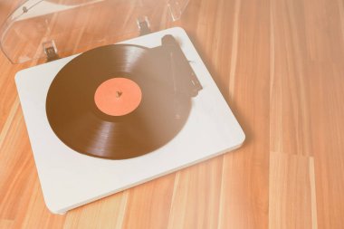  Retro hippi müzik çalar. Vintage elektronik aygıt dinleme vinil kayıtlar için.