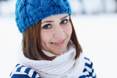 Surat genç zencefil kız. Kızıl saçlı ve mavi gözlü birlikte görmek çok unussual olduğunu.