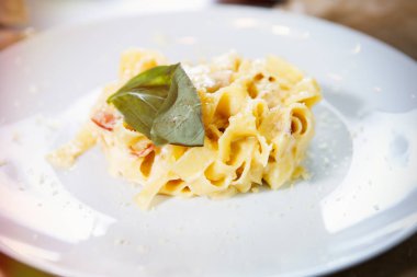 Peynir ve İtalya'dan baharatlar ile lezzetli makarna yemek restoran beyaz tabakta servis. Gurme kafeterya gıda menü öğesi. Lezzetli İtalyan yemekleri 