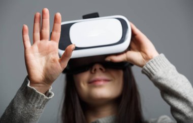  Mobil oyun uygulaması sanal gerçeklik kulaklık aygıtta oynayan genç kız. Mobil oyun modern Vr kutusu. Taşınabilir vr gözlük teknoloji oyuncular için. Artırılmış gerçeklik gadget Moblie oyunları oynamak için