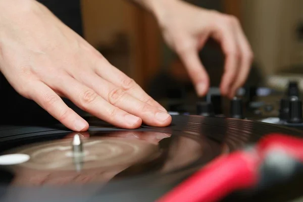 Hand Scratch Vinyl Platte Auf Turntable Professionelle Nachtclub Plattenspieler Plattenspieler — Stockfoto