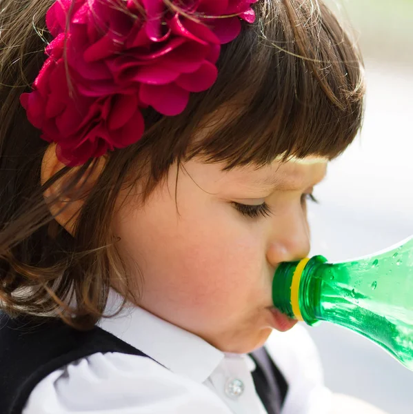 Portret Van Schattig Klein Meisje Met Live Emoties Grappige Nabootsers — Stockfoto