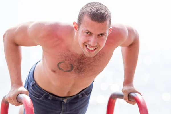 Schöner Junger Mann Beim Streetworkout Strand Einem Hellen Sommertag — Stockfoto