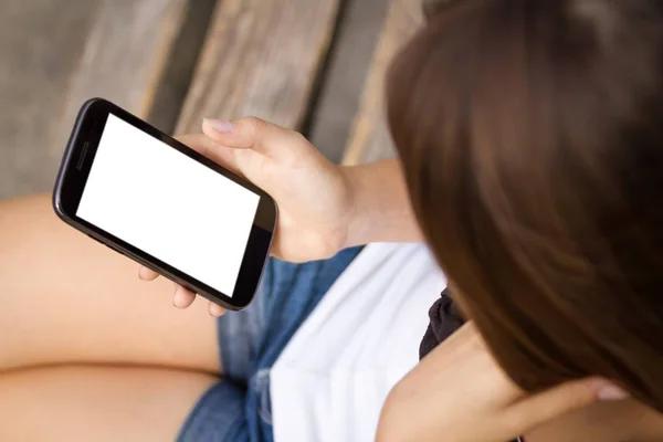 Vacker Ung Flicka Leker Med Hennes Trendiga Tums Smartphone Bänk — Stockfoto