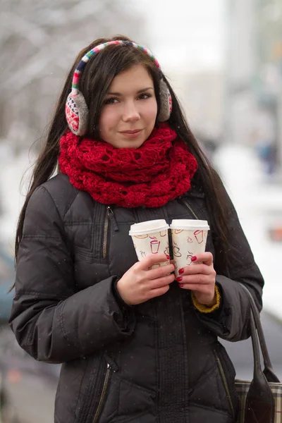 Jovem Morena Atraente Segurando Xícaras Café Livre Dia Brilhante Inverno — Fotografia de Stock