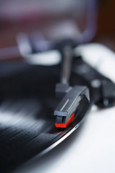 レトロな流行に敏感な音楽プレーヤー リスニングのビニール レコードのヴィンテージ電子デバイス — ストック写真