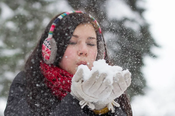 Adolescente Menina Soprando Neve Fofa Formar Suas Mãos Inverno — Fotografia de Stock