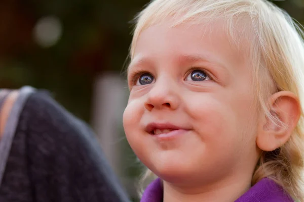 Bonito Menino Loiro Parque Infantil Livre Durante Dia — Fotografia de Stock