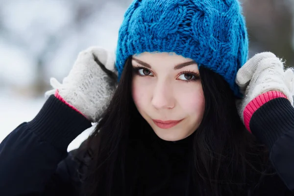 Schattige Jonge Brunette Meisje Warme Kleding Voor Buiten Winter — Stockfoto