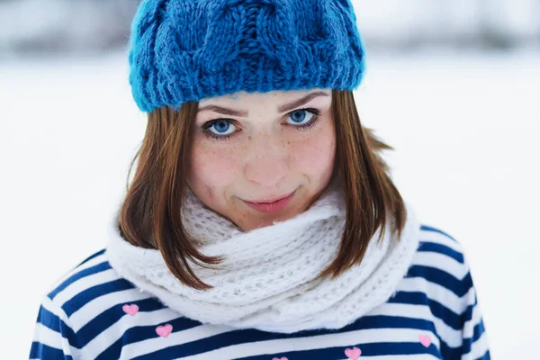 Lustige Junge Ingwermädchen Machen Gesichter Ist Ungewöhnlich Blaue Augen Und — Stockfoto