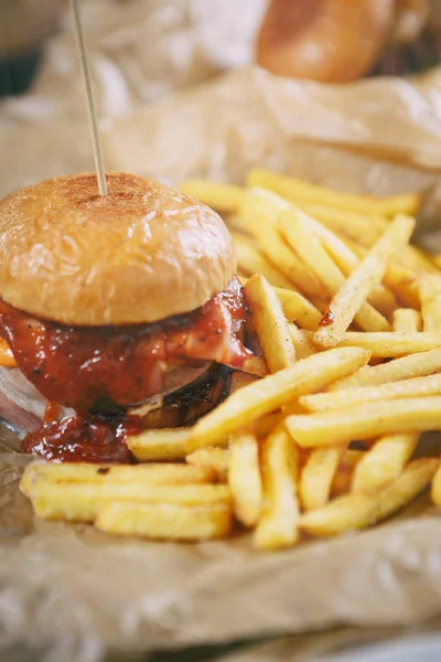 Pequeña Hamburguesa Sabrosa Del Bebé Menú Cafetería Plato Del Restaurante — Foto de Stock