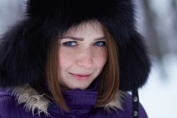 Uśmiechnięta Młoda Ruda Dziewczyna Jasnoniebieskimi Oczami Stwarzającą Zewnątrz Zimą Niewyraźne — Zdjęcie stockowe