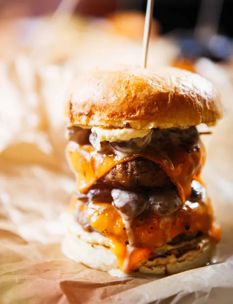 Delicosa Hamburguesa Con Chuleta Carne Res Servida Plato Fastfood Restaurant — Foto de Stock