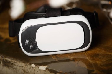 Mobil oyun app akıllı telefon oynamak için Modern artar gerçeklik Vr gözlük. Portatif Oyun Kulaklığı aygıt için smartphone. Video oyun üstünde belgili tanımlık gitmek. Popüler yeni oyun becerikli alet. Sanal gerçeklik kavramı