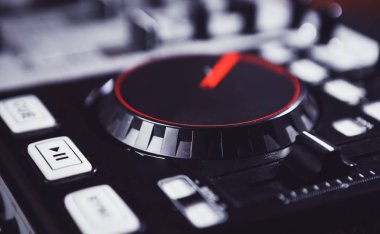 DJ MIDI denetleyicisi güverte. Basma düğmesi ve disk plakalı odakta oynamak. DJ gece kulüp konser veya ev partisi etkinlik için ses ekipmanları. Müzik karıştırmak için profesyonel dj donanım