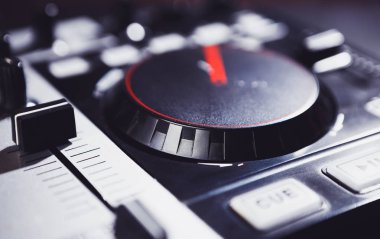 DJ MIDI denetleyicisi güverte. Basma düğmesi ve disk plakalı odakta oynamak. DJ gece kulüp konser veya ev partisi etkinlik için ses ekipmanları. Müzik karıştırmak için profesyonel dj donanım