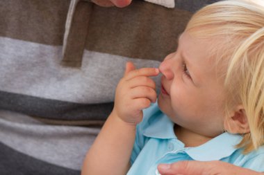  onların hafta parkta bir aydınlık yaz günde zevk mutlu bir aile. anne & oğul baba onun dslr fotoğraf makinesi ile fotoğraf alıyor iken eğleniyor