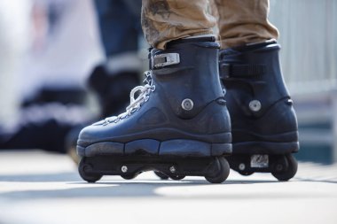 Agresif satır içi silindir blader aşırı paten için büyük siyah paten giymiş. Satır içi bıçaklar skatepark yaz aylarında açık egzersiz genç sporcunun ayak 