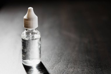 E-cig yedek sıvı. E-sıvı e-cig vaping aygıt için. Propyel glicol ve tütün nikotin tadı ile şeffaf plastik konteyner. Vaper mod gadget ve duman lezzetli vape doldurmak 