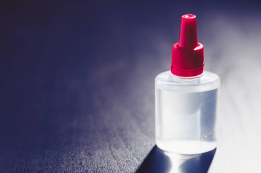 E-cig yedek sıvı. E-sıvı e-cig vaping aygıt için. Propyel glicol ve tütün nikotin tadı ile şeffaf plastik konteyner. Vaper mod gadget ve duman lezzetli vape doldurmak 