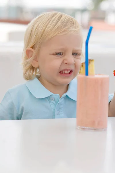 Lustiger Kleiner Blonder Junge Café Einem Strahlenden Sommertag — Stockfoto