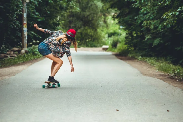 Joven Mujer Forma Hermosa Monopatín Parque — Foto de Stock