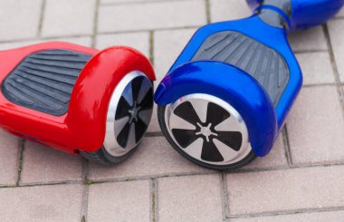  Modern ulaşım teknolojisinin - elektrikli mini segway scooter vurgulu kurulu. Kolay ve eğlenceli bir şekilde şehrin sokaklarında binmek için. Gençler ve yetişkinler arasında çok popüler oldu eğilimleri yeni becerikli alet. 