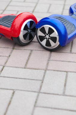  Modern ulaşım teknolojisinin - elektrikli mini segway scooter vurgulu kurulu. Kolay ve eğlenceli bir şekilde şehrin sokaklarında binmek için. Gençler ve yetişkinler arasında çok popüler oldu eğilimleri yeni becerikli alet. 