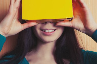 Karton gaming mezartaşı çok eğlenceli olabilir. Bu kız video oyunu akıllı telefonunu kutunun içini çalış.  