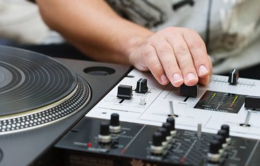 .Profesyonel müzisyen sahnede popüler müzik parçaları çalar. 